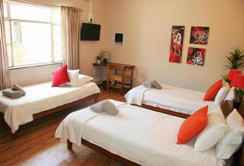 اتاق ساده سه‌ نفره, Omaruru Guesthouse