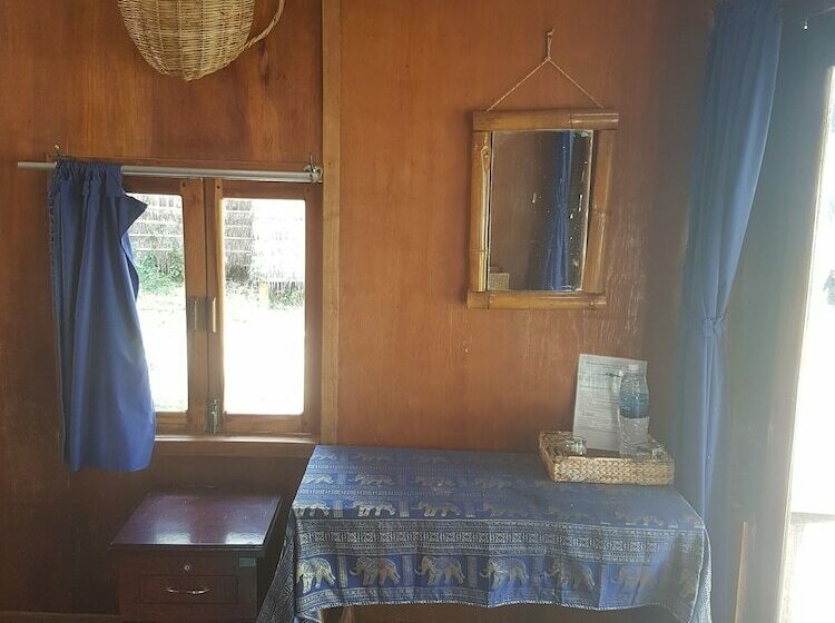 Bungalow Deluxe, Driftwood Hostel And Bungalows