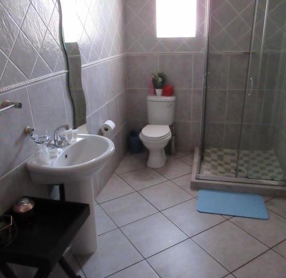 Семейный Номер Совместный Санузел, Faces Guesthouse