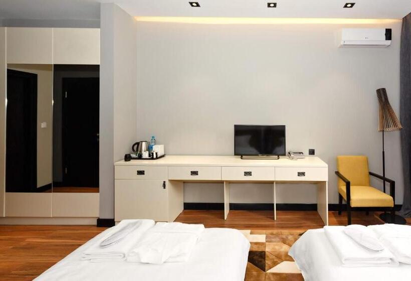 سوئیت با تخت بزرگ, Eleven Hotel And Hall