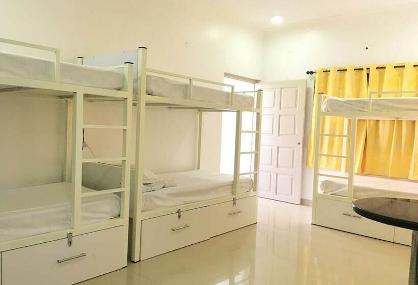 Кровать в Общей Комнате, Moustache Goa Cowork Hostel
