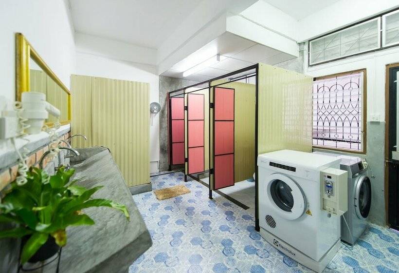 تختخواب در اتاق مشترک, The Neighbors Hostel
