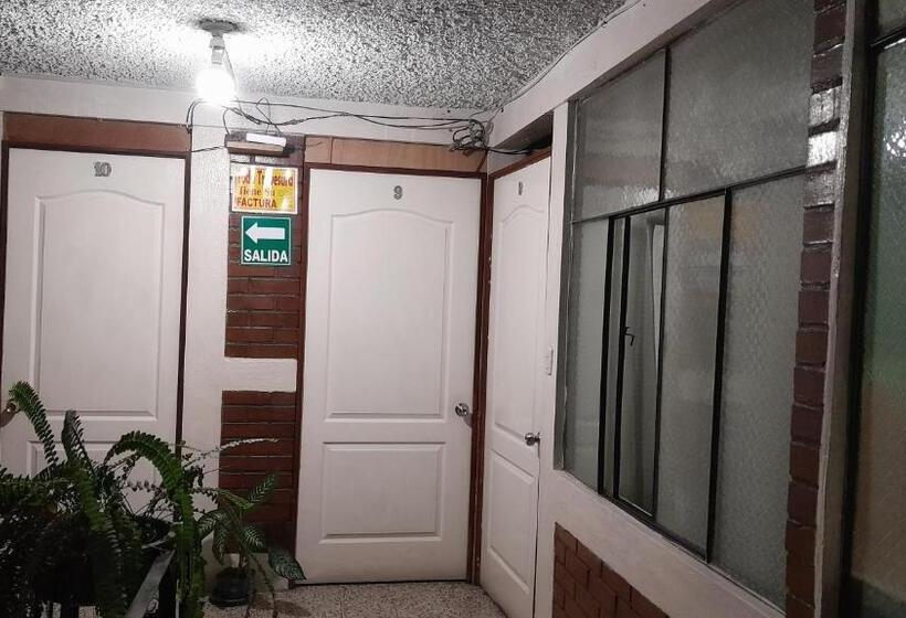 اتاق سه‌نفرۀ استاندارد با سرویس بهداشتی بیرون از اتاق, El Mesón, Guatemala