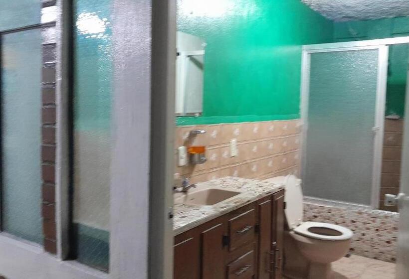 اتاق سه‌نفرۀ استاندارد با سرویس بهداشتی بیرون از اتاق, El Mesón, Guatemala