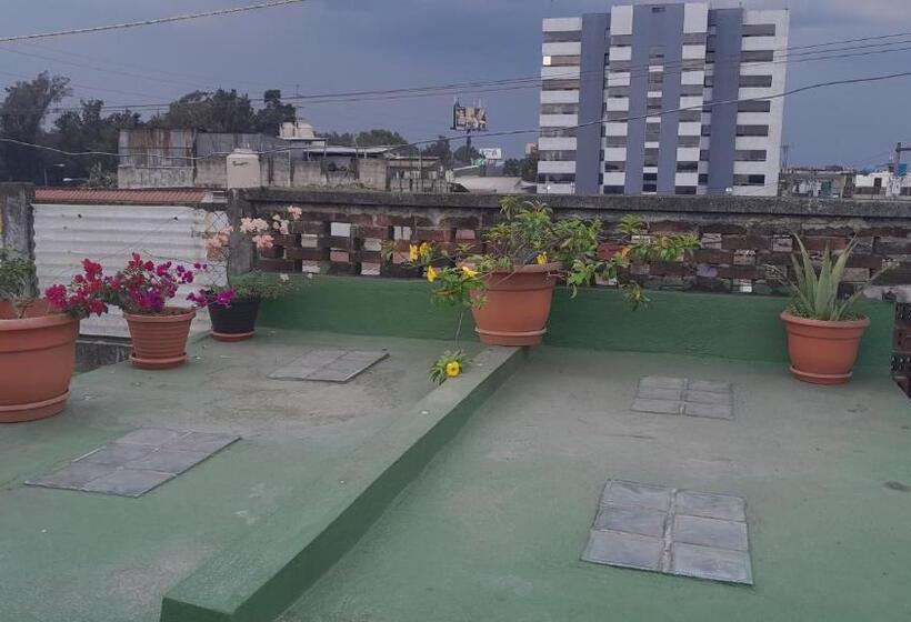 اتاق سه‌نفرۀ استاندارد با سرویس بهداشتی بیرون از اتاق, El Mesón, Guatemala