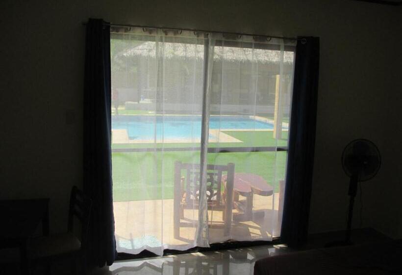 اتاق استاندارد با چشم‌انداز استخر, Higala Resort