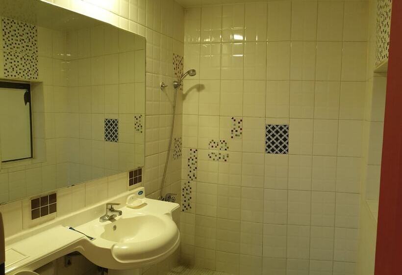 اتاق استاندارد, Romance Motel