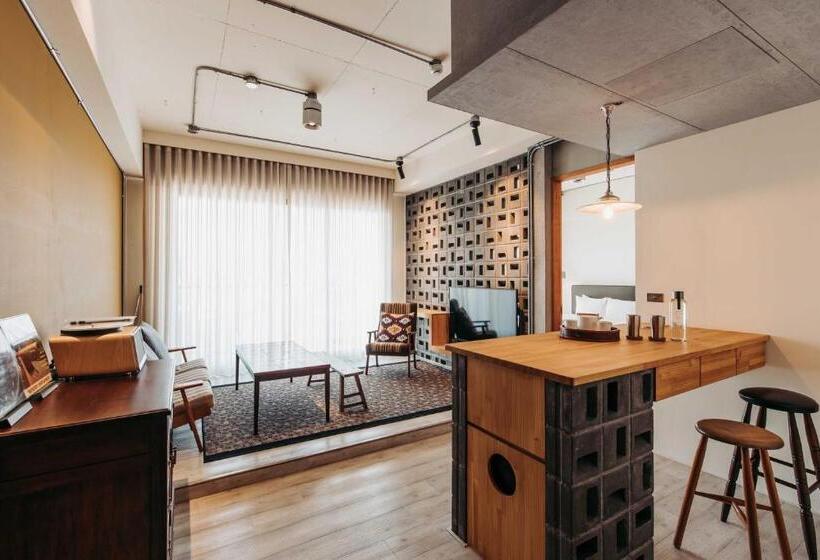 سوییت جونیور, U.i.j Hotel & Hostel