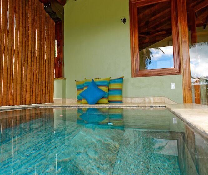 سوئیت با چشم‌انداز رودخانه, Sleeping Giant Rainforest Lodge
