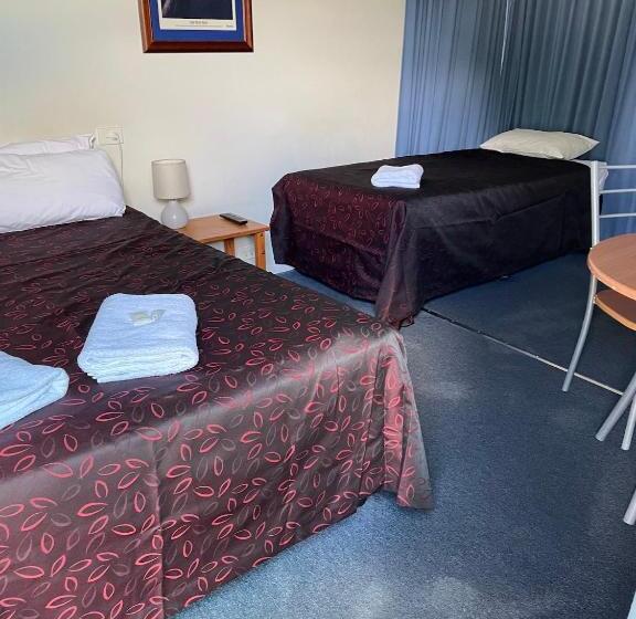 Семейное Бунгало, Injune Motel