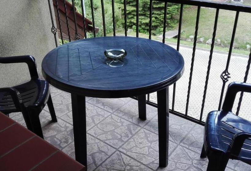 اتاق خانوادگی با چشم‌انداز باغ, Hostel Madeira