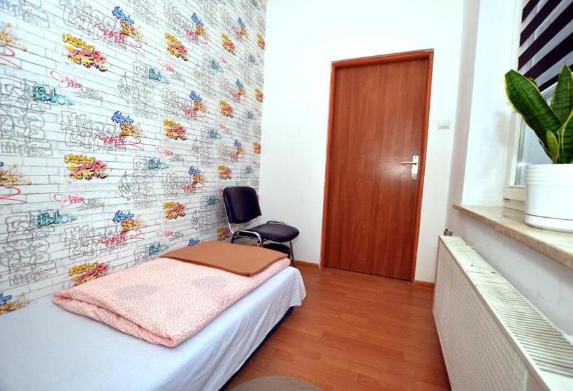 اتاق عادی یک تخته, Hostel Madeira