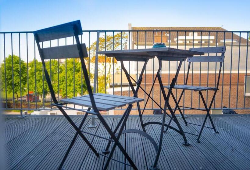 اتاق استاندارد چهار تخته, Sparks Hostel