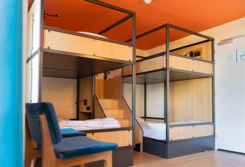اتاق استاندارد چهار تخته, Sparks Hostel