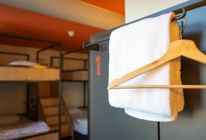 اتاق استاندارد چهار تخته, Sparks Hostel