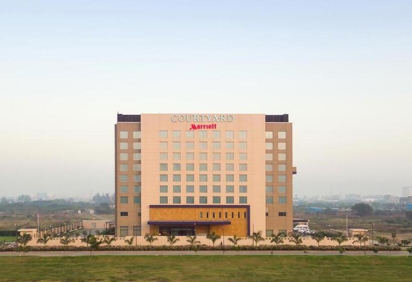اتاق لوکس با تخت دو نفره بزرگ, Courtyard By Marriott Surat