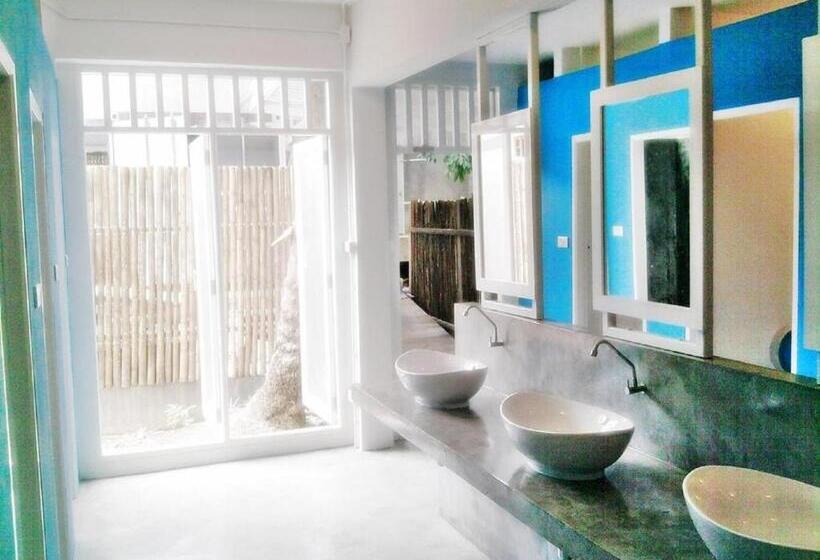 اتاق استاندارد با سرویس بهداشتی مشترک, Glur Hostel