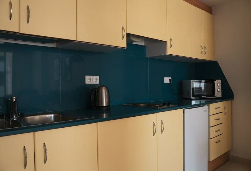آپارتمان خانوادگی, Beatrix 2000 - Caliu Apartments