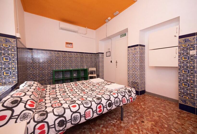 اتاق استاندارد با سرویس بهداشتی مشترک, Arc House Sevilla   Hostel