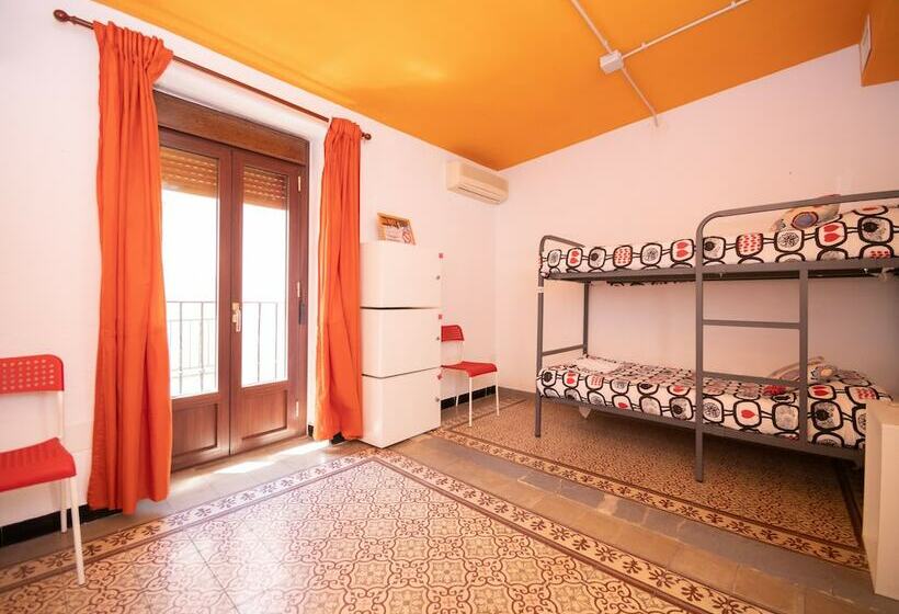 اتاق استاندارد چهارنفره با سرویس بهداشتی مشترک, Arc House Sevilla   Hostel