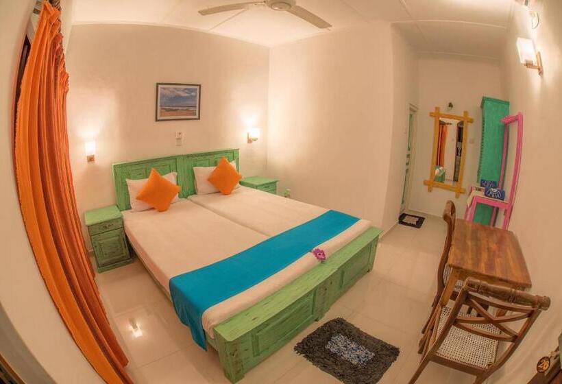 Quarto Deluxe, International Beach Hotel & Restaurant