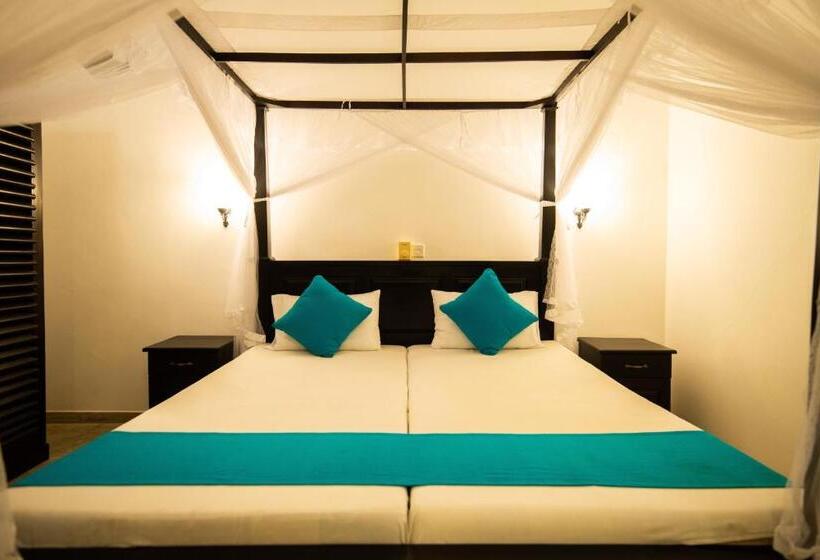 Quarto Triplo Deluxe Vista Mar, International Beach Hotel & Restaurant