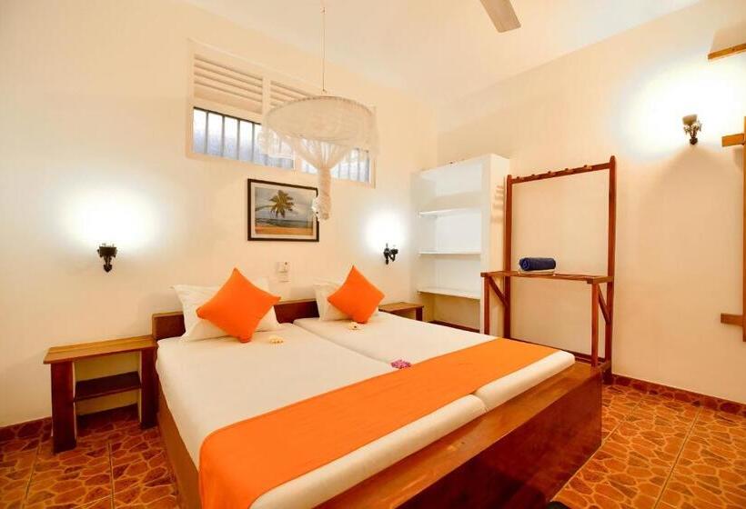 Quarto Triplo Economy, International Beach Hotel & Restaurant
