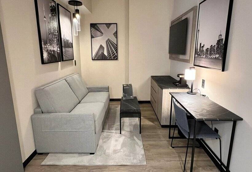 سوئیت سینیور, Hotel Riu Plaza Toronto