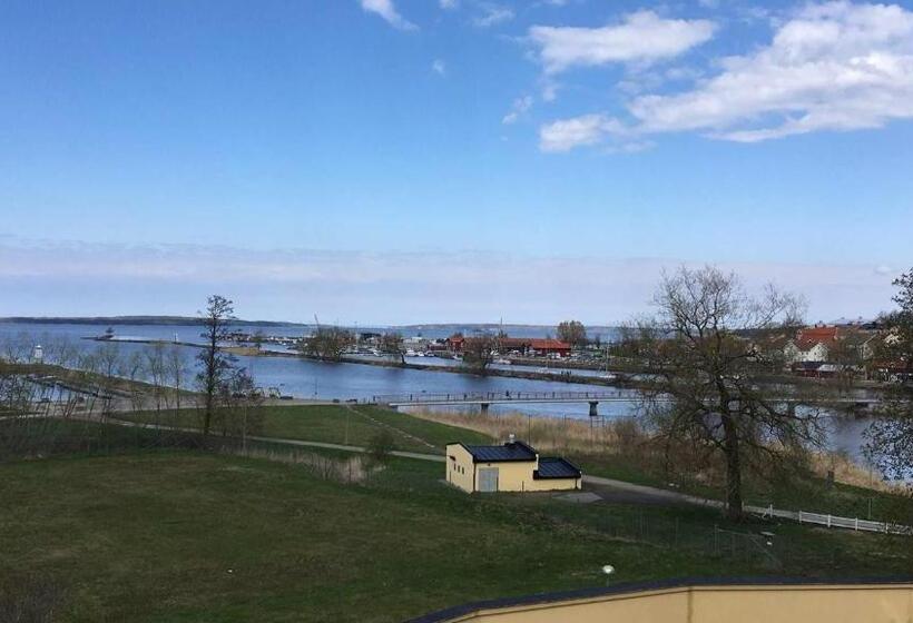 اتاق خانوادگی با چشم‌انداز دریا, Waterside Mariestad