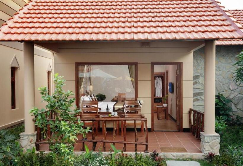 اتاق استاندارد با چشم‌انداز استخر, Golden Topaz Phu Quoc Resort