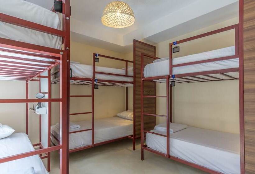 سرير فى غرفة مشتركه, Socialtel Baños   Formerly Selina Baños