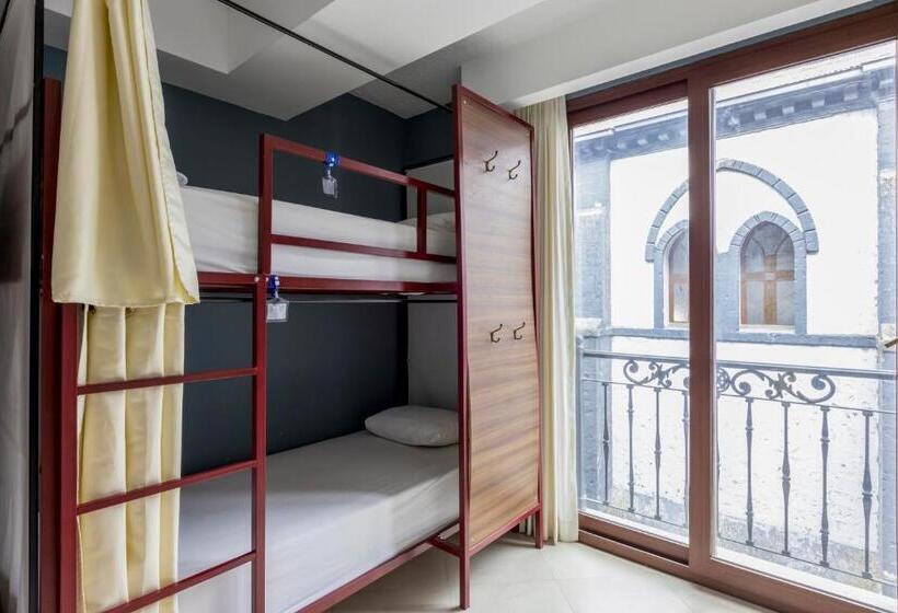 سرير فى غرفة مشتركه, Socialtel Baños   Formerly Selina Baños
