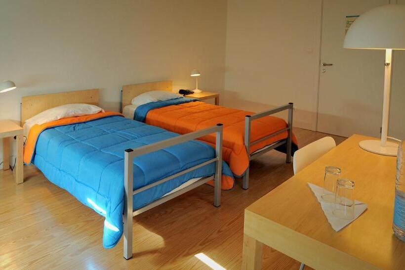 اتاق استاندارد با سرویس بهداشتی مشترک, Azores Youth Hostels Santa Maria