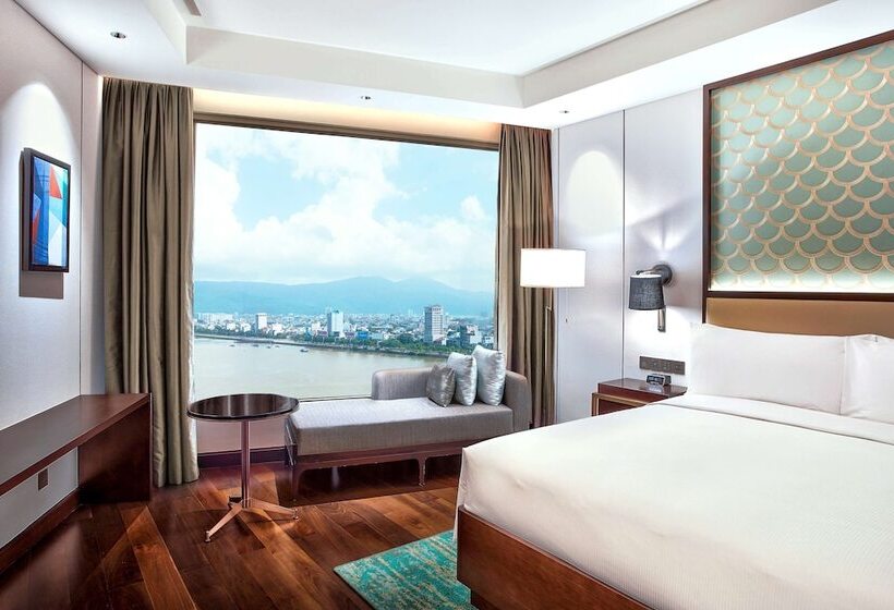 اتاق استاندارد با تخت دوبل و چشم‌انداز دریا, Hilton Da Nang