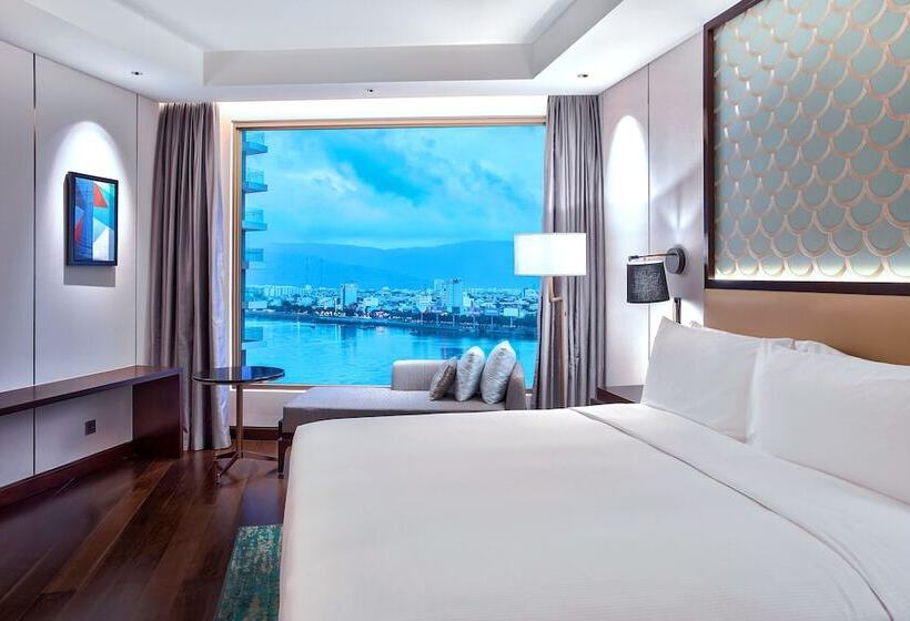 اتاق استاندارد با تخت دوبل و چشم‌انداز دریا, Hilton Da Nang