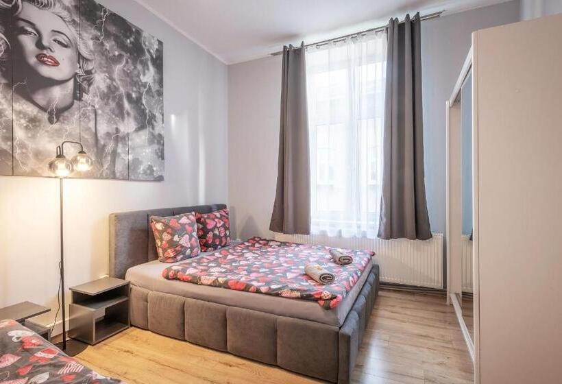חדר משפחתי, Hostel 70s And Queen Apartments