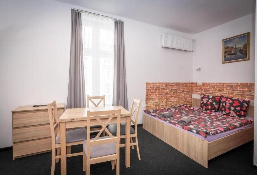 חדר קומפורט לשלושה, Hostel 70s And Queen Apartments