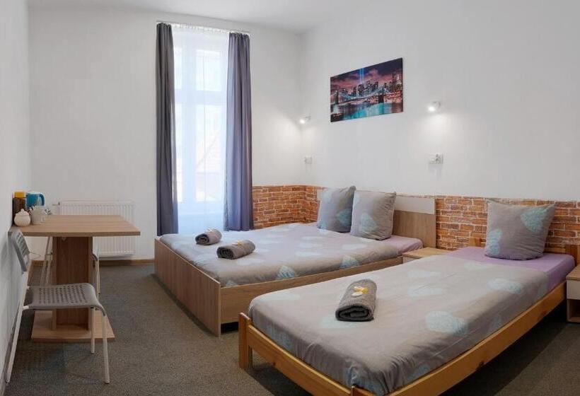 חדר קומפורט לשלושה, Hostel 70s And Queen Apartments