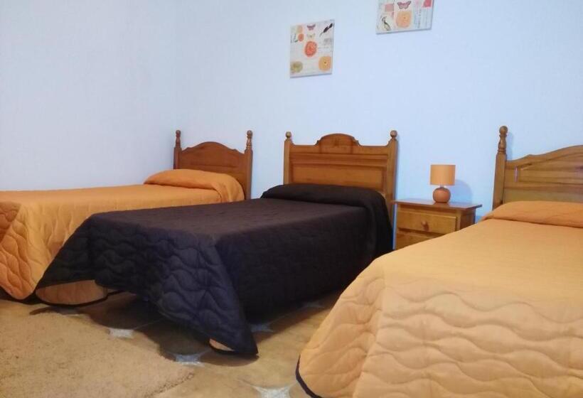 اتاق استاندارد سه نفره, Pension Amparo Las Hayas
