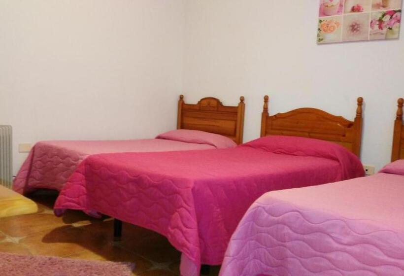 اتاق استاندارد سه نفره, Pension Amparo Las Hayas