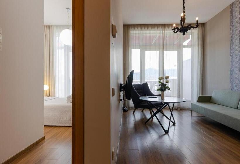 اتاق لوکس با بالکن و چشم‌انداز دریا, Le Port Boutique Apart