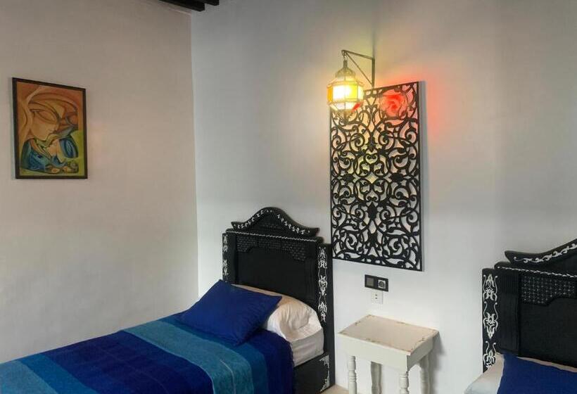חדר משפחתי, Riad Tingis