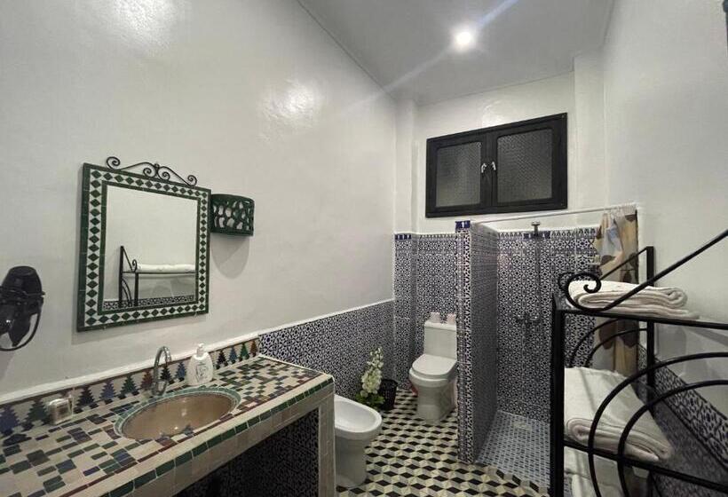 חדר משפחתי, Riad Tingis