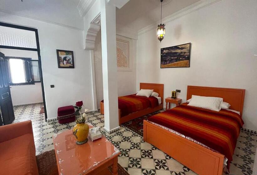 חדר משפחתי, Riad Tingis