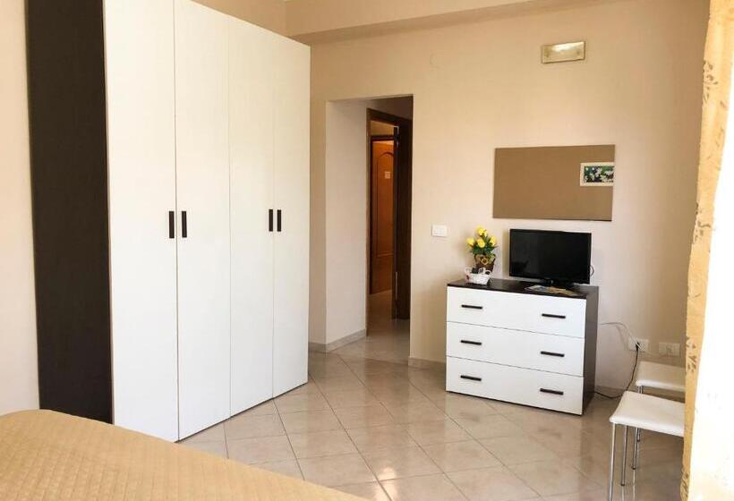 اتاق لوکس با بالکن, B&b Sikelia Mare