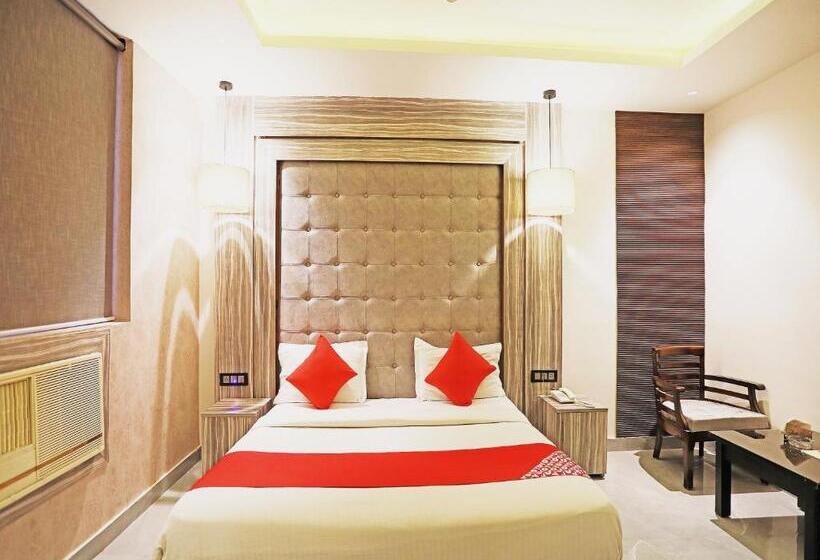 Трехместный Номер Классика, Super Capital O 8902 Hotel Ronald Inn