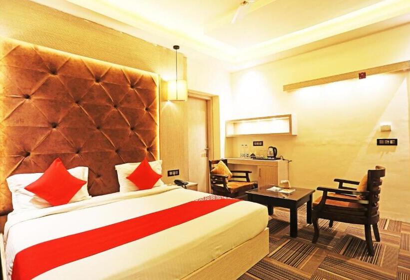 Трехместный Номер Классика, Super Capital O 8902 Hotel Ronald Inn