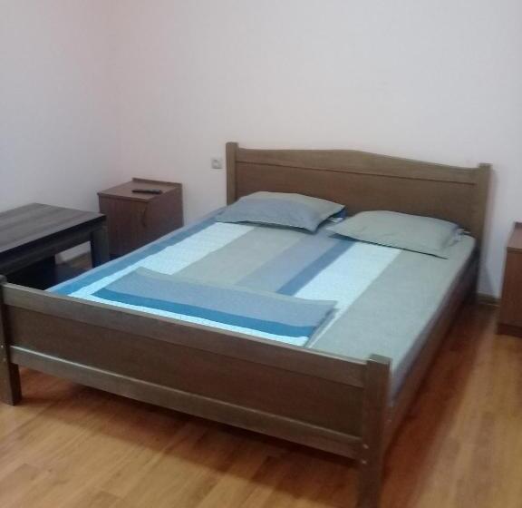 اتاق استاندارد سه نفره, Elmira