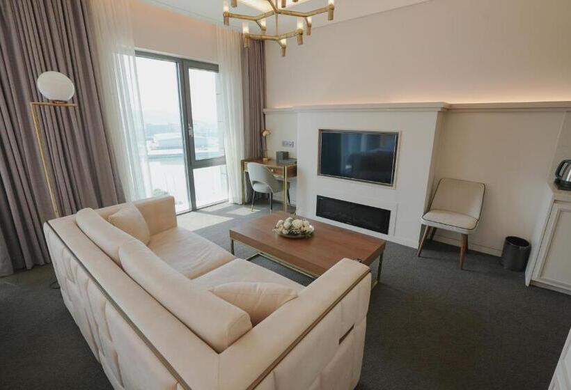 Junior suite with river view, Marinabay Seoul Ara