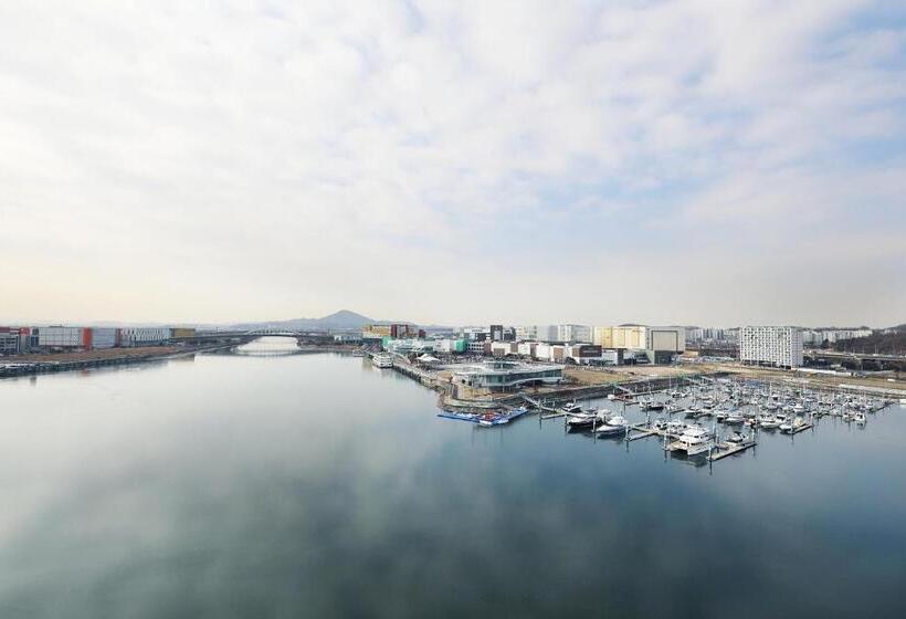 Junior suite with river view, Marinabay Seoul Ara